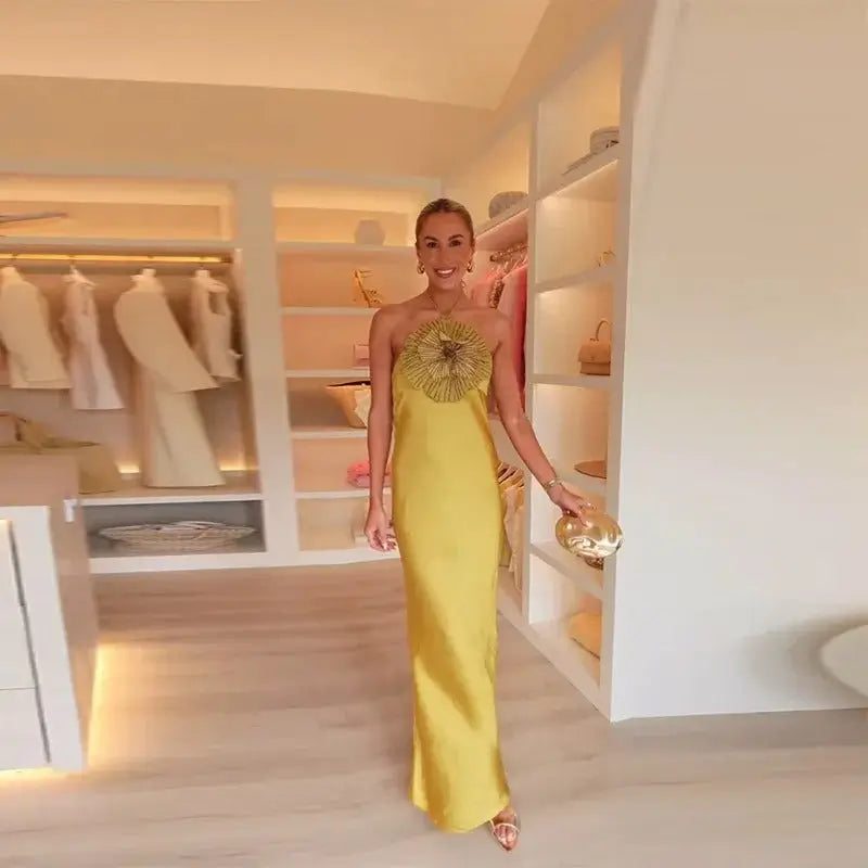 Vestido Maxi Satinado con Flor Halter