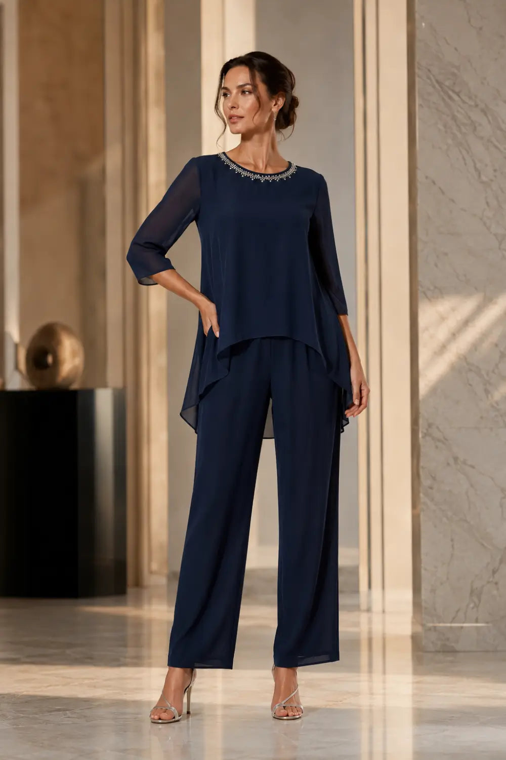 Conjunto de Pantalón con Capelina de Gasa y Pedrería