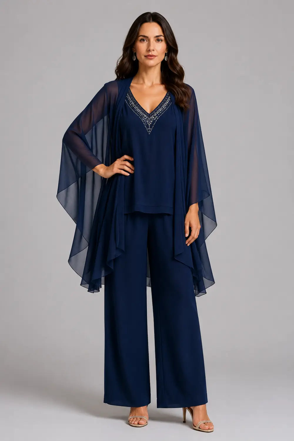 Conjunto de Pantalón con Capelina de Gasa, Escote en V y Pedrería