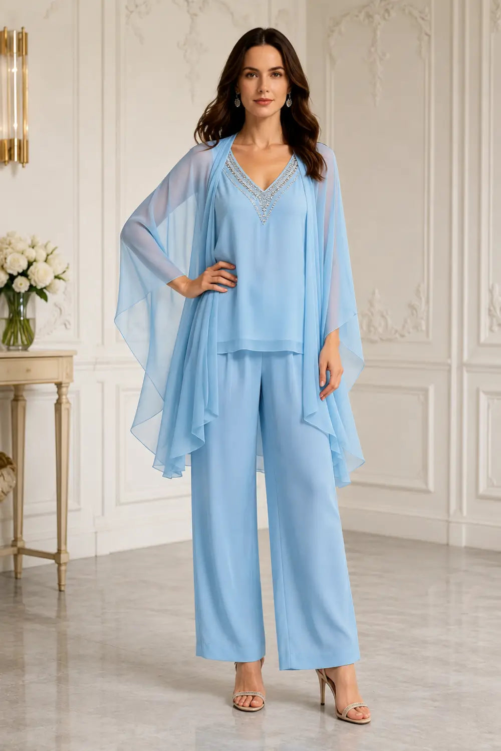 Conjunto de Pantalón con Capelina de Gasa, Escote en V y Pedrería