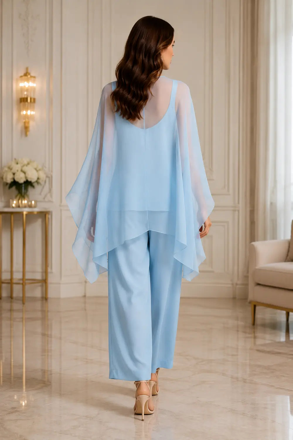 Conjunto de Pantalón con Capelina de Gasa, Escote en V y Pedrería