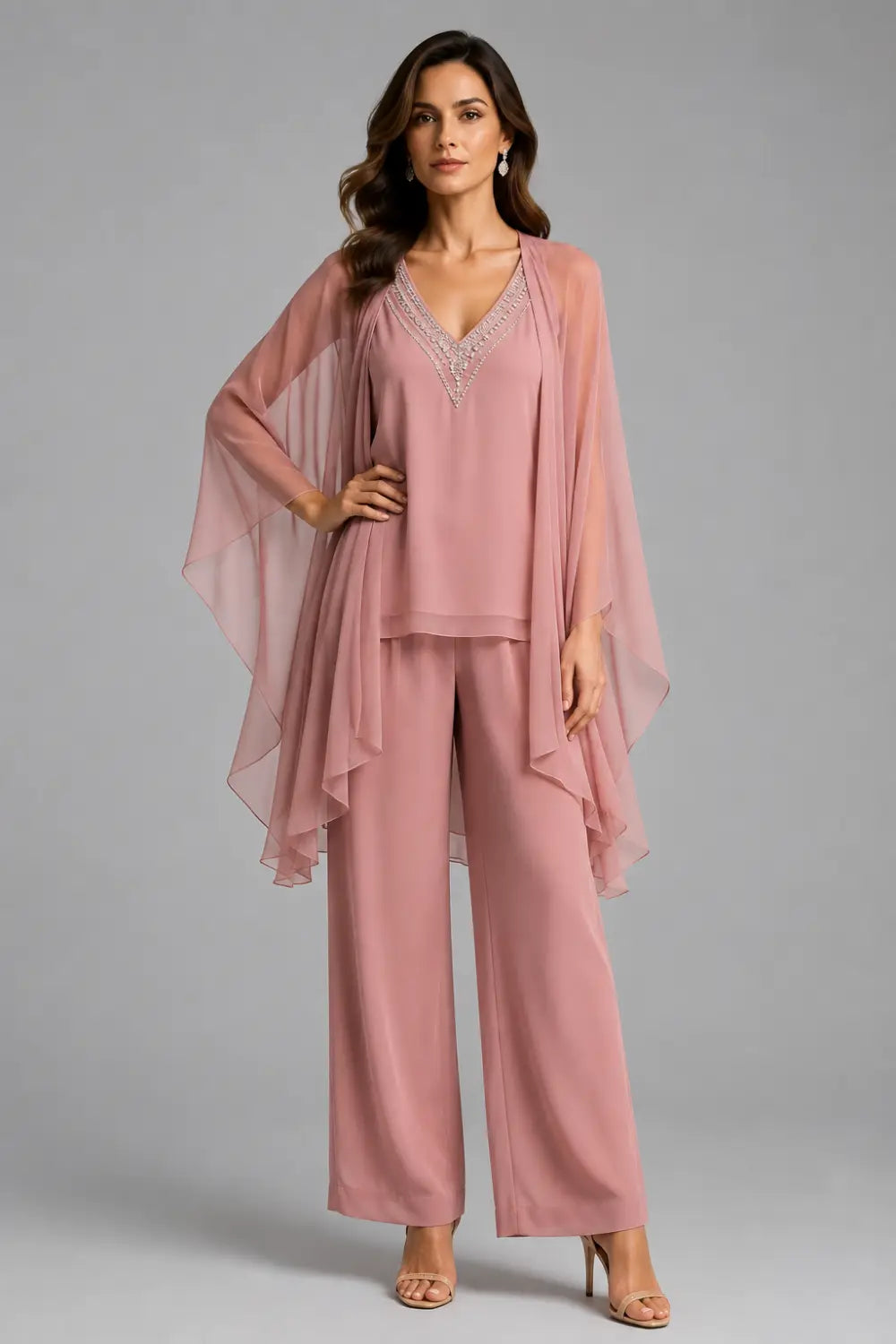 Conjunto de Pantalón con Capelina de Gasa, Escote en V y Pedrería