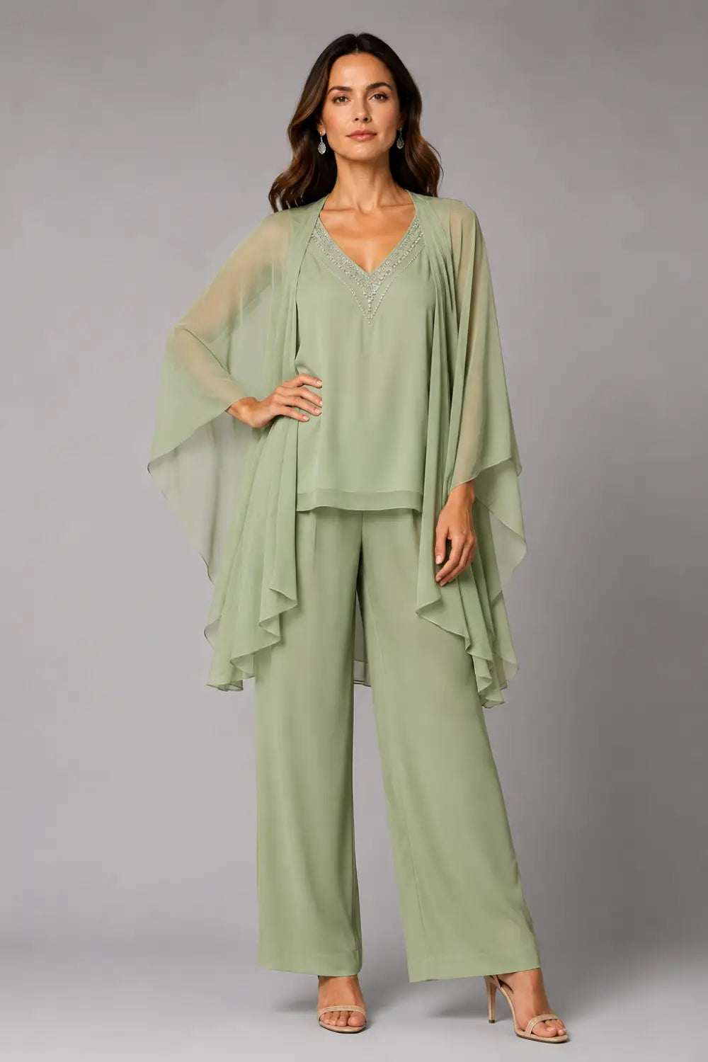 Conjunto de Pantalón con Capelina de Gasa, Escote en V y Pedrería