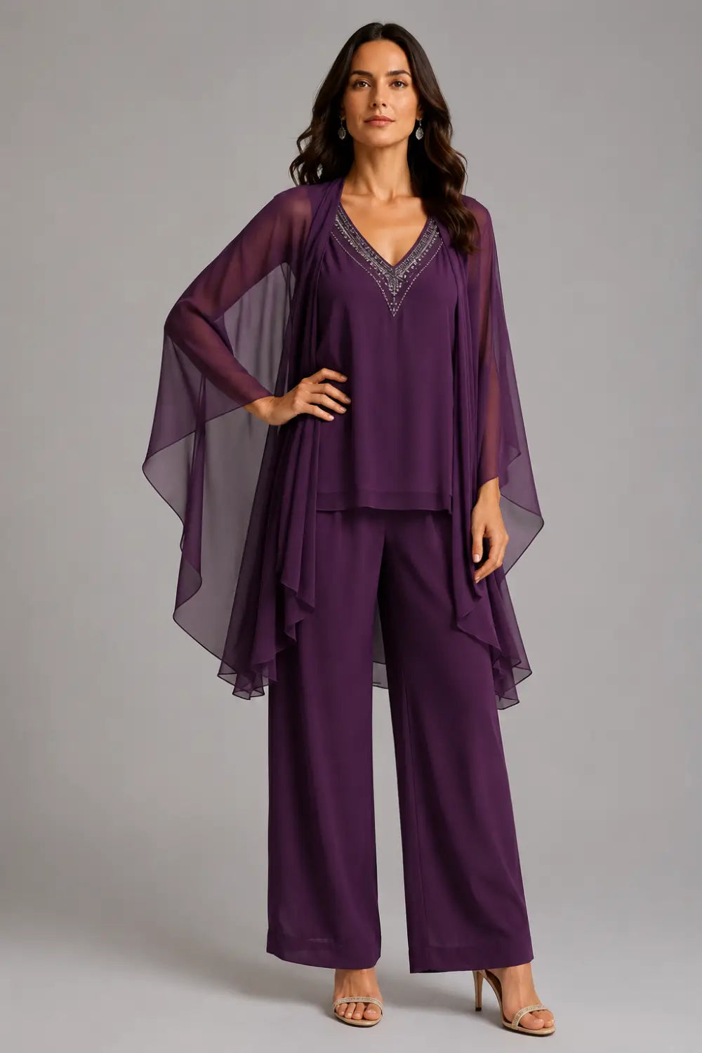 Conjunto de Pantalón con Capelina de Gasa, Escote en V y Pedrería