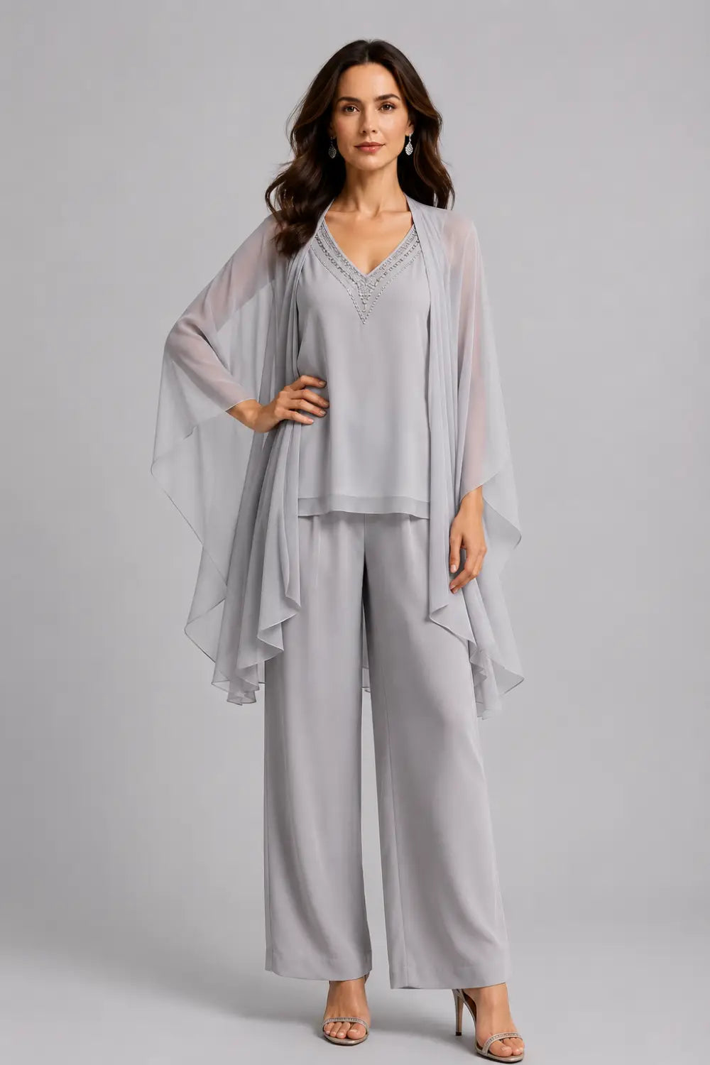 Conjunto de Pantalón con Capelina de Gasa, Escote en V y Pedrería