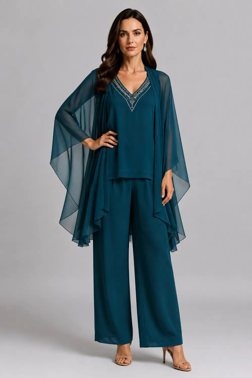 Conjunto de Pantalón con Capelina de Gasa, Escote en V y Pedrería