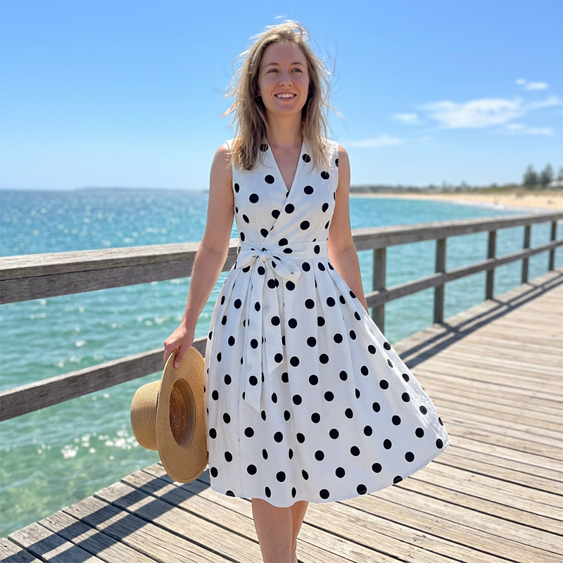 Dotty – Vestido de Lunares con Cuello en V
