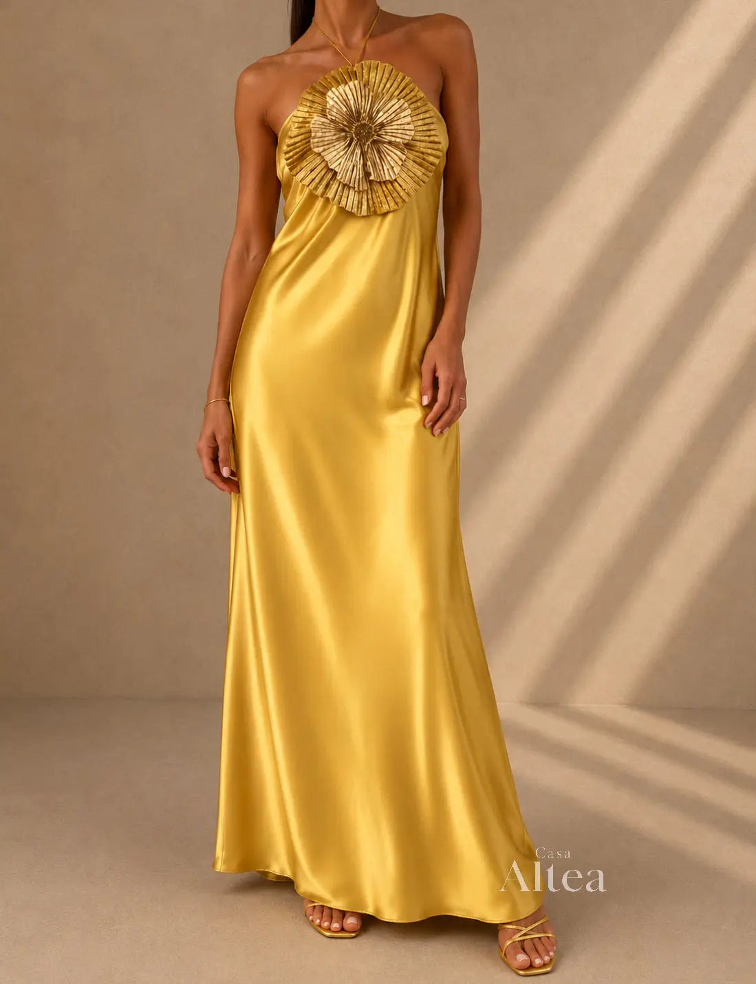 Vestido Maxi Satinado con Flor Halter
