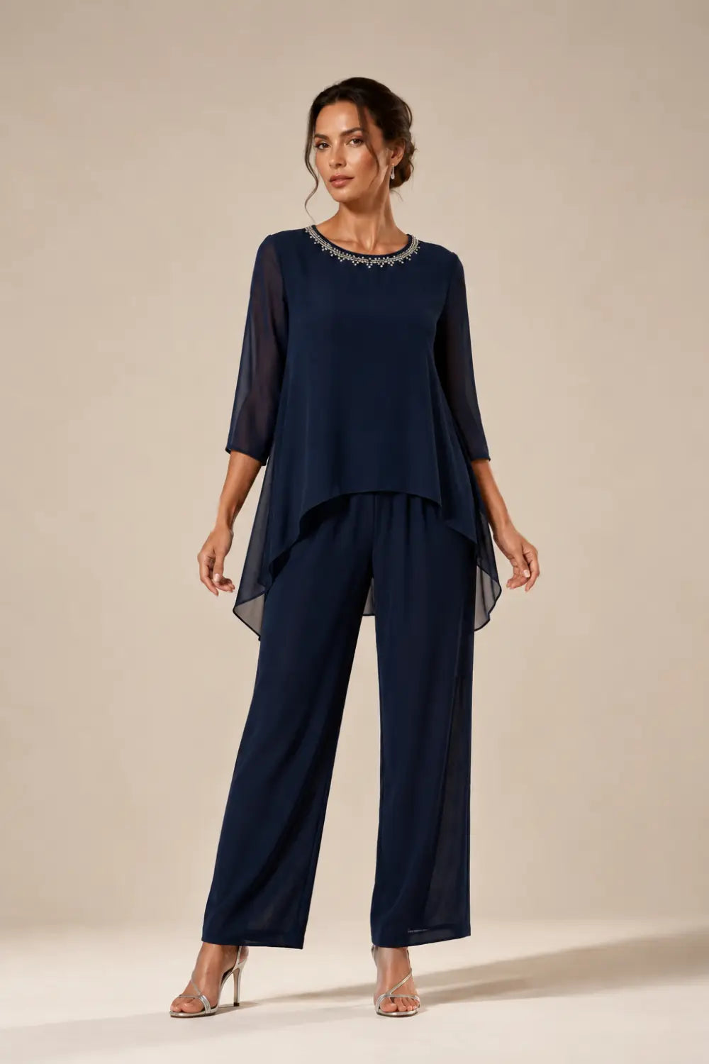 Conjunto de Pantalón con Capelina de Gasa y Pedrería