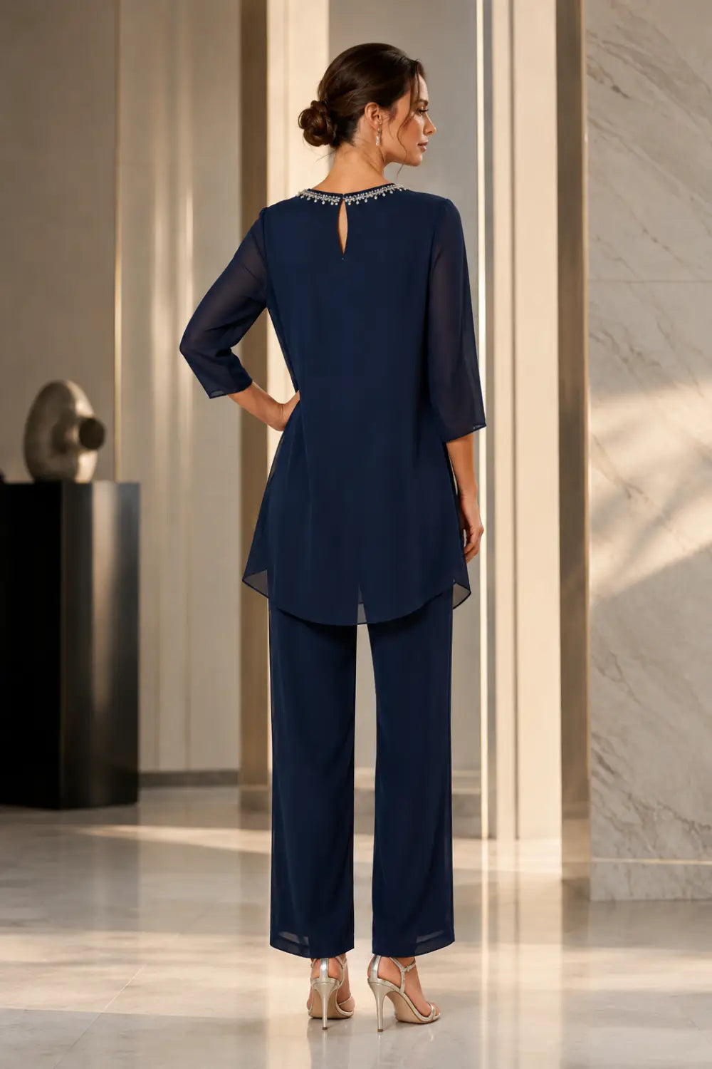 Conjunto de Pantalón con Capelina de Gasa y Pedrería