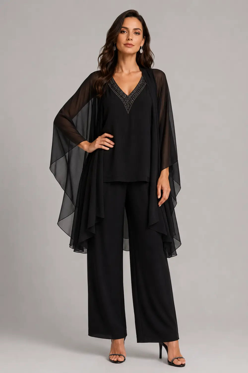 Conjunto de Pantalón con Capelina de Gasa, Escote en V y Pedrería