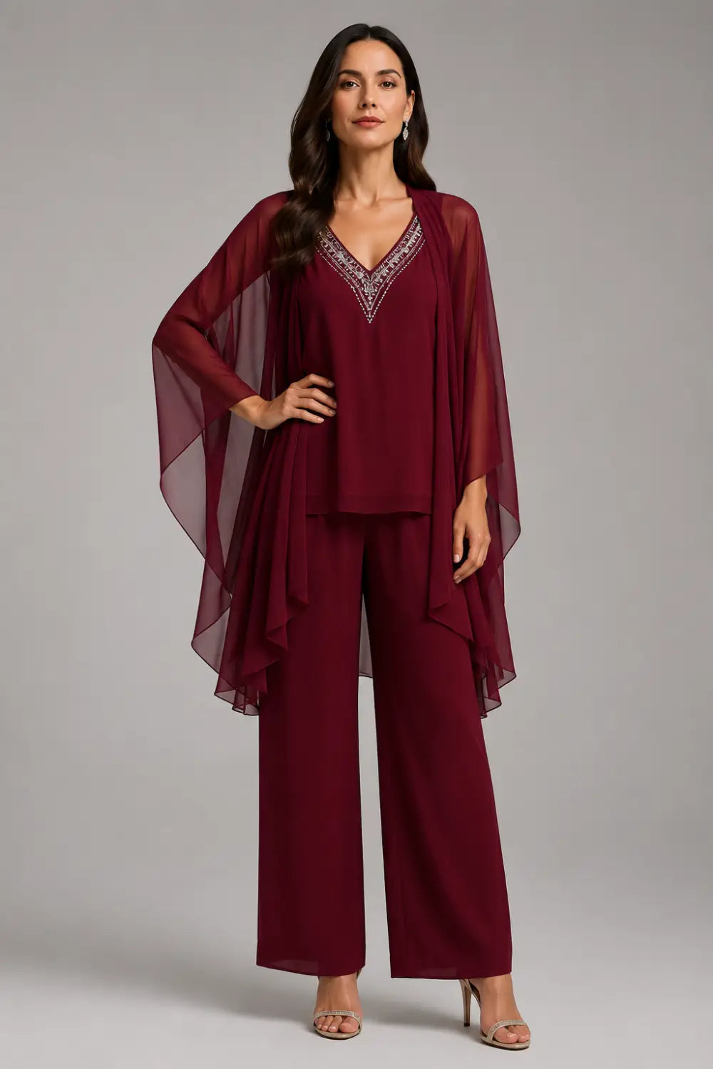 Conjunto de Pantalón con Capelina de Gasa, Escote en V y Pedrería