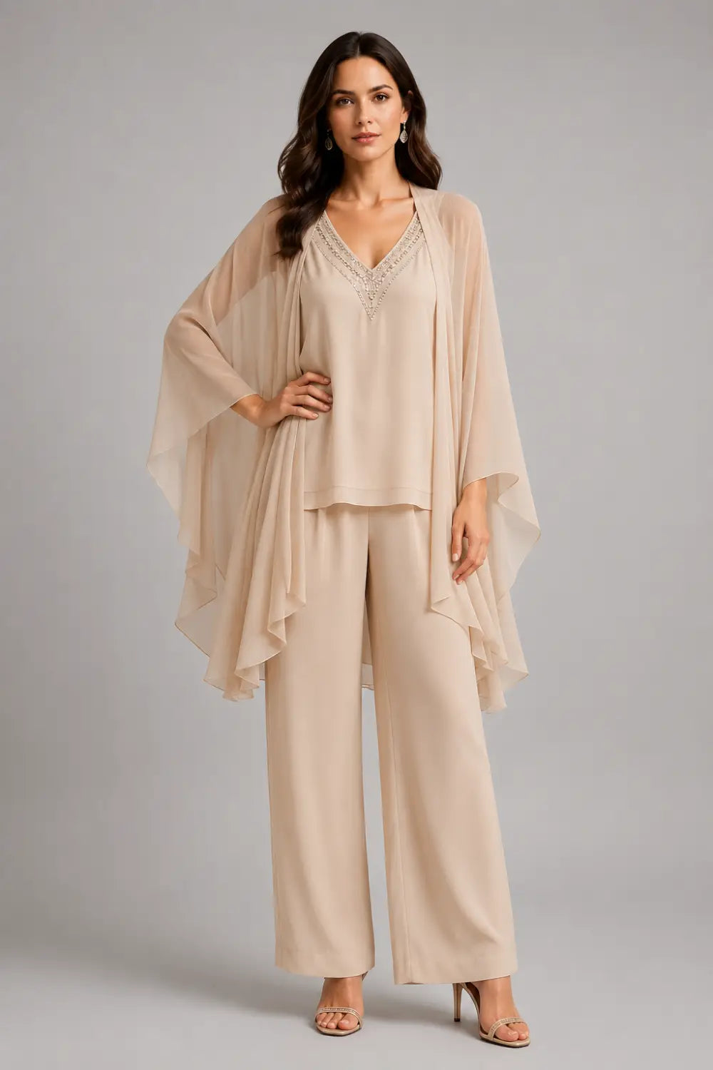 Conjunto de Pantalón con Capelina de Gasa, Escote en V y Pedrería
