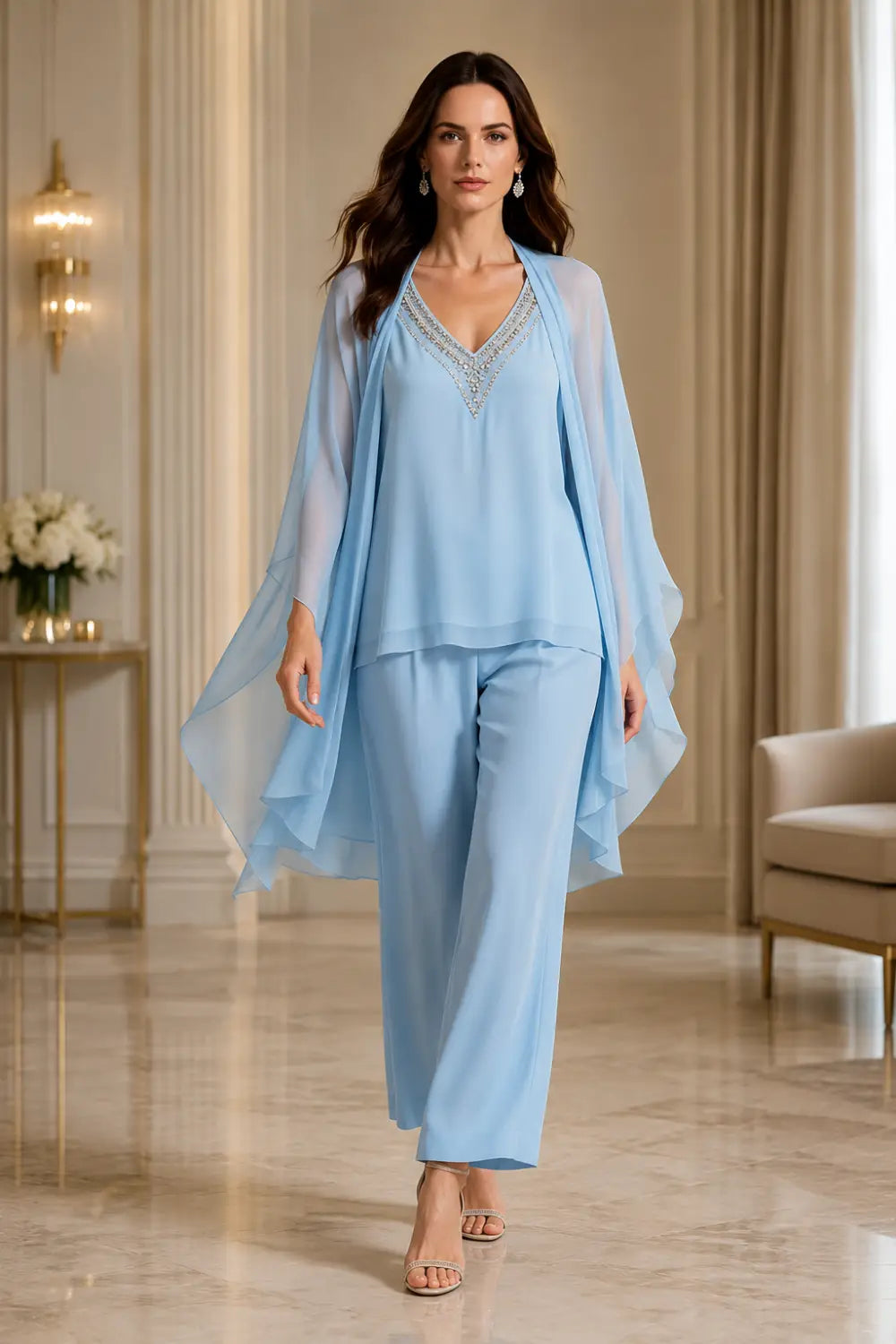 Conjunto de Pantalón con Capelina de Gasa, Escote en V y Pedrería