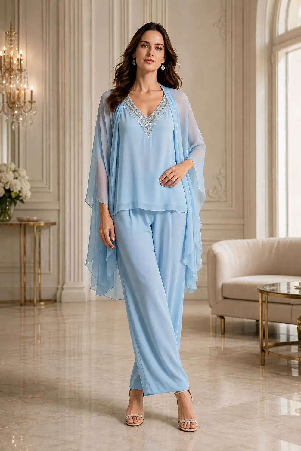 Conjunto de Pantalón con Capelina de Gasa, Escote en V y Pedrería